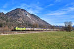 193 553 mit einem Müllzug am 22.02.2020 bei Schaftenau.