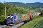 193 518  Ticino  unterwegs nach Basel kurz vor Hornussen an der Bözberglinie am Abend des 07.05.2020.