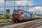 Doppeltraktion, mit den Siemens Vectron 193 468-6 und 193 525-3 durchfährt den Bahnhof Pratteln.
