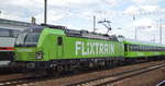 Flixtrain mit der ebenfalls relativ neu angemieteten und grün beklebten MRCE Vectron  X4 E - 865  [NVR-Nummer: 91 80 6193 865-3 D-DISPO] und neuer Wagengarnitur zur Bereitstellung am 20.08.20