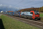 Internationale Güterzüge von SBB CARGO und BLS CARGO vom 2. November 2020 bei Bollodingen auf der Fahrt in den Süden.
Vectron Duo rot/blau mit der 193 471 an der Zugsspitze.
Foto: Walter Ruetsch