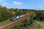 Bunt und komplett beladen war am 12. September 2020 der Containerzug DGS 43952 von Enns in Oberösterreich nach Dradenau bei Hamburg. Zuglok war der optisch schon etwas mitgenommene ELL-Vectron 193 223. Entstanden ist die Aufnahme bei Laaber in der Oberpfalz. 