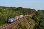 Am 13. September 2020 wurde der DGS 40668 von Curtici nach Genk Goerderen mit der 193 792 bespannt bei Passau gesichtet. In Laaber erwartete ich die Leistung mit einer gewissen Vorfreude, hatte ich doch bisher keinen der attraktiven blauen Vectrons der RTB Cargo erwischt. Auch wurde der KLV-Zug als komplett beladen gemeldet. Allerdings erschien er zunächst einfach nicht auf der Bildfläche, die großzügig errechnete Durchfahrtszeit war längst verstrichen und die eigentlich vorgesehene Fotostelle lag bereits im Schatten. Doch dann tat sich doch noch etwas, allerdings glänzte es an der Spitze silber anstatt des erhofften Blau. In Regensburg wurde nämlich die 193 824 vorgespannt, die wohl einen Autotransportzug gebracht und nun keine passende Rückleistung hatte. Nun ja, ein Rurtalbahn-Tandem gibt es auch nicht so oft zu sehen....