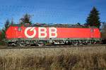 Schön die grossen Buchstaben der ÖBB auf der neuen Vectron Lok. 14.12.2020 bei Zorneding.