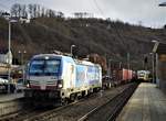 E-LOK 193 834 BOX-XPRESS IM BAHNHOF KIRCHEN/SIEG  HLB-Lint verlässt gerade den Bahnhof KIRCHEN mit Ziel Betzdorf/Altenkirchen,  während box-Xpress-Lok 193 834 mit Güterzug in