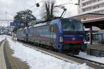 Lokzug bestehend aus zwei blauen Vectron anlässlich der Bahnhofsdurchfahrt Grenchen Süd.