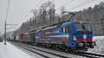 Nightpiercer 193 532  Rhein  ist bei Schneefall zusammen mit 189 983 unterwegs in den Süden, aufgenommen bei Villnachern AG (CH) am 27.01.2021.