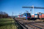 Am heutigen Sonntag dem 21.02.2021 begegnete mir als letzter Zug im letzten Licht die Beiden SBB Cargo International Vectronen mit dem Nightpiercer voraus.