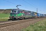 193 203-7 ist mit einem Walter Zug in Richtung Süden unterwegs,gesehen am 27.04.2021 bei Eichenzell.