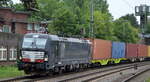 WLC mit der MRCE Vectron  X4 E - 871  [NVR-Nummer: 91 80 6193 871-1 D-DISPO] und Containerzug bei der Ausfahrt aus dem Hamburger Hafen am 25.08.21 Durchfahrt Bf.