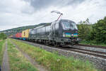 193 202-9 ist mit einen Containerzug in Richtung Süden bei Thüngersheim am 17.08.2021 unterwegs.