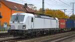 RTB CARGO GmbH, Düren [D] mit der weißen ELL Vectron  6193 485  [NVR-Nummer: 91 80 6193 485-0 D-ELOC] und Containerzug am 27.10.21 Durchfahrt Bf. Golm (Potsdam). 
