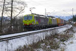 Der  Leitwolf  der TXL, Vectron 193 554 (mit 193 551 an zweiter Stelle) hat mit einen Zug des kombinierten Ladungsverkehrs gerade den Bahnhof Rosenheim Richtung München durchfahren, am