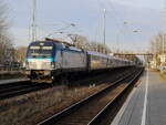 193 699-6 (NVR-Nummer: 91 80 6193 699-6 D-Rail) Vectron mit einem Eurocity EC in Richtung Prag durchfährt den Bahnhof Dabendorf am 22. Dezember 2021. 