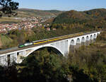 Die 193 725  überquerte am 25. Oktober 2021 mit dem Regiojet 1048  (Bratislava-Prag hl.n) die Most míru in Dolní Loučky. Die Brücke des Friedens welche rund 30 Meter hoch und 300 Meter lang ist, und deren 120 Meter langer Hauptbogen  als längster Eisenbetonbogen Tschechiens gilt.