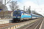 193 293 (NVR-Nummer: 91 80 6193 293-8 D-ELOC) Vectron mit einem Eurocity EC in Richtung Zossen bei der Durchfahrt durch den Bahnhof Wünsdorf Waldstadt am 13. April 2022.