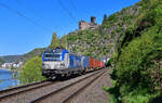 193 539 mit einem Containerzug am 20.04.2022 bei St. Goarshausen.