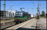 ELL 193256 fährt hier am 11.8.2022 um 14.33 Uhr mit einem schwach beladenen Container Zug aus Richtung Marburg kommend durch den Hauptbahnhof Gießen.