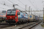 Siemens Vectron 193 469-4 durchfährt am 22.02.2023 den Bahnhof Pratteln.