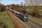 Umleiter auf der Rollbahn im Münsterland. 193 764 der Frachtbahn unterwegs mit einem leeren Autozug auf dem Weg nach Passau bei der Durchfahrt in Sythen am 11.3.2023 