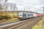 X4E -859 (193 859-1) ist am 22.03.2023 m bei Kerzell unterwegs.it einem Containerzug