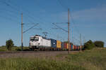 Ganz in Weiß ist der ELL Vectron 193 919-9 unterwegs. Hier ist die Lok am 03.06.2023 auf der KBS 310 in Richtung Magdeburg am Ortsrand von Niederndodeleben zu sehen. 