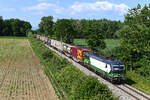 Die 193 760 von ELL wird aktuell von der Wiener Lokalbahn eingesetzt. Am 29. Mai 2023 begegnete sie mir bei Wallersdorf mit dem umgeleiteten Containerzug DGS 42976 von Wien Freudenau Hafen nach Rotterdam Botlek. 