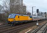 Mit gut 25 Minuten Verspätung fährt 193 932 der NS am 31.01.2024 mit dem IC143 aus Amsterdam am S-Bahnhof  Bellevue  vorbei in Richtung Berlin HBF.