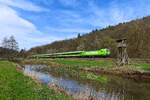 Am 31. März 2024 bespannte die im Flixtrain-Design gehaltene 193 940 der ELL den FLX 1243 nach Stuttgart HBF. Zwischen Neukirchen und Hünfeld passierte sie einen idyllisch gelegenen Jägerstand am Ufer der Haune. In den letzten Monaten gab es bei der Bespannung der Züge auf dieser Destination einen Generationenwechsel, die Loks der Baureihe 182 wurden durch Vectrons abgelöst. Die hier gezeigte 193 940 wurde 2023 ausgeliefert und war bisher schon für die Wiener Lokalbahnen Cargo und für DB Regio im Einsatz. Interessant ist die Tatsache, dass man eine Lok mit Mehrsystemausrüstung für den Einsatz vor dem rein innerdeutsch verkehrenden Flixtrain einsetzt. 