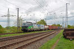 Mit einem weiteren RTB-Containerzug rollt 193 732 der ELL am 18.04.24 durch Saarmund Richtung Potsdam.