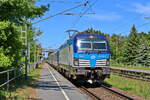 Mit dem EC 379 nach Prag rollt 193 681-4 am 12. Mai 2024 durch den Bahnhof Dabendorf aus Berlin kommend.