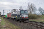 X4E 612 (193 612-9) ist am 26.03.2024 mit einem Containerzud bei Kerzell unterwegs.