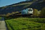 193 813 ist am 15.04.15 mit einen leeren Autozug bei Thüngersheim zu sehen.