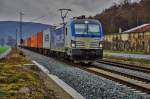 193 883 von boxXpress ist am 09.12.15 mit einen Containerzug in Richtung Süden bei Gambach unterwegs.