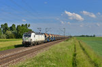 193 831 mit einem Düngerzug am 01.06.2015 bei Plattling. 