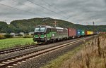 193 265 von TXLogistik ist am 13.10.16 bei Harrbach mit einen Containerzug in Richtung Süden unterwegs.