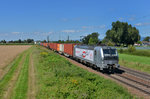 193 806 mit einem Containerzug am 24.08.2016 bei Plattling. 