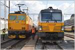 Für die Brotbüchsen, die auf den Prager Semmering nach Rudná verkehren gibt es in Praha-Smichov Güterbahnhof eigens eine Haltestelle. Das Perron ist rechts der Vectronlok zu sehen. Um zum andern Bahnhofteil und zur Passarelle zu gelangen überquert man hier offiziell die Abstellgeleise des Regio Jet. Eine BR 7 162 und 6 193 warten hier auf ihren nächsten Einsatz. (06.04.2017)