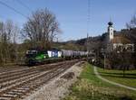 Die 193 224 mit einem Kesselzug am 25.03.2017 bei der Durchfahrt in Wernstein.