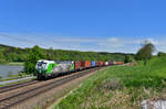 193 204 mit einem Containerzug am 11.05.2017 bei Sandbach.