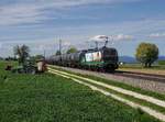 Die 193 203 mit einem Kesselzug am 06.05.2017 unterwegs bei Langenisarhofen.