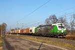 Die 193 204 mit einem Innofreight-Container Ganzzug am 07.02.2018 in Nassenheide.