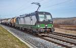 193 721 von ELL ist am 15.03.2018 mit einen Kesselzug bei Würzburg/Süd unterwegs.