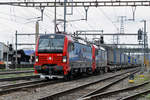 Doppeltraktion, mit den Loks 193 466-0 und 193 463-7 durchfahren den Bahnhof Pratteln.