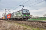 193 208 von der ELL ist am 11.04.2018 mit einen Containerzug bei Friedland in Richtung Süden unterwegs.