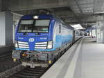 193 295-3 mit einem EC steht im Bahnhof Berlin Südkreuz am 17. Juni 2018 zur Abfahrt nach Prag bereit.

