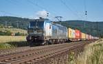 193 843 ist am 20.06.2018 mit einen Containerzug bei Reilos in Richtung Süden unterwegs.