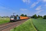 193 606 mit einem Containerzug am 10.05.2018 bei Plattling.