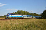 Eurocity unterwegs in Richtung Hamburg, in Front die Vectron 193 293-8 von ELOC. 3km östlich von Büchen, 03.09.2018.