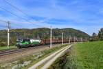 193 235 mit einem Güterzug am 06.10.2018 bei Wernstein am Inn.